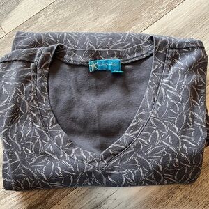fresh produce Grey and White Leaf-Print V-Neck Fem-Logo Top XXL